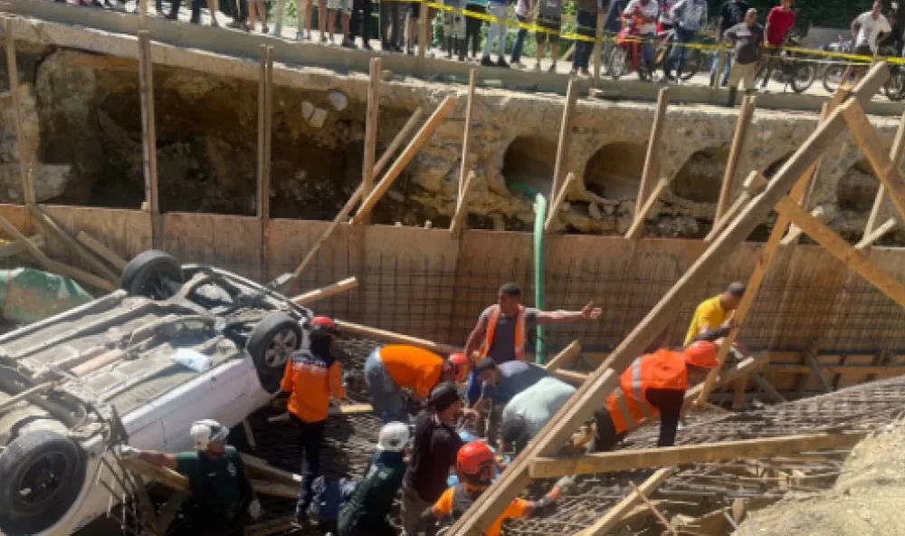 Vehículo involucrado en el accidente ocurrido en un puente de La Peña, provincia Duarte