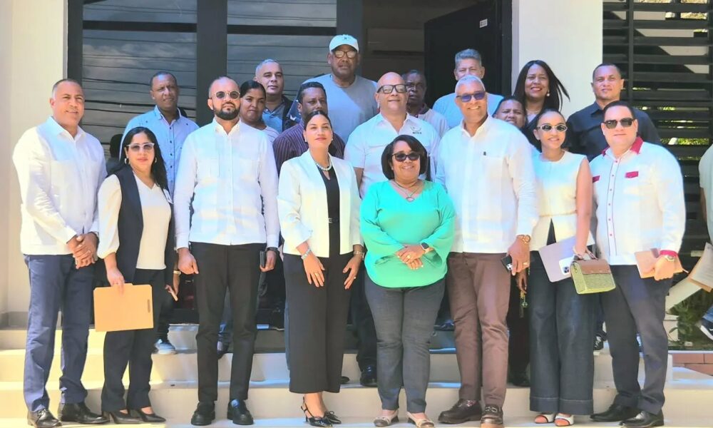 Alcaldía de Barahona participa en encuentro organizativo del programa “Bancarizar es Patria”