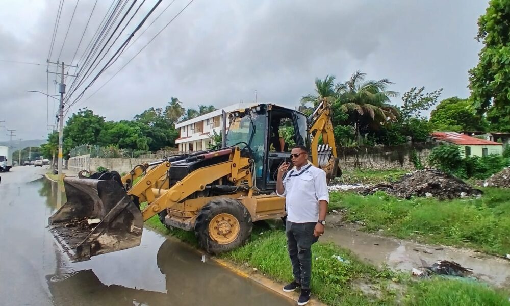 Brigadas municipales realizan trabajos de saneamiento en la cañada del mercado público de Barahona.