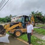 Brigadas municipales realizan trabajos de saneamiento en la cañada del mercado público de Barahona.