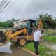 Brigadas municipales realizan trabajos de saneamiento en la cañada del mercado público de Barahona.