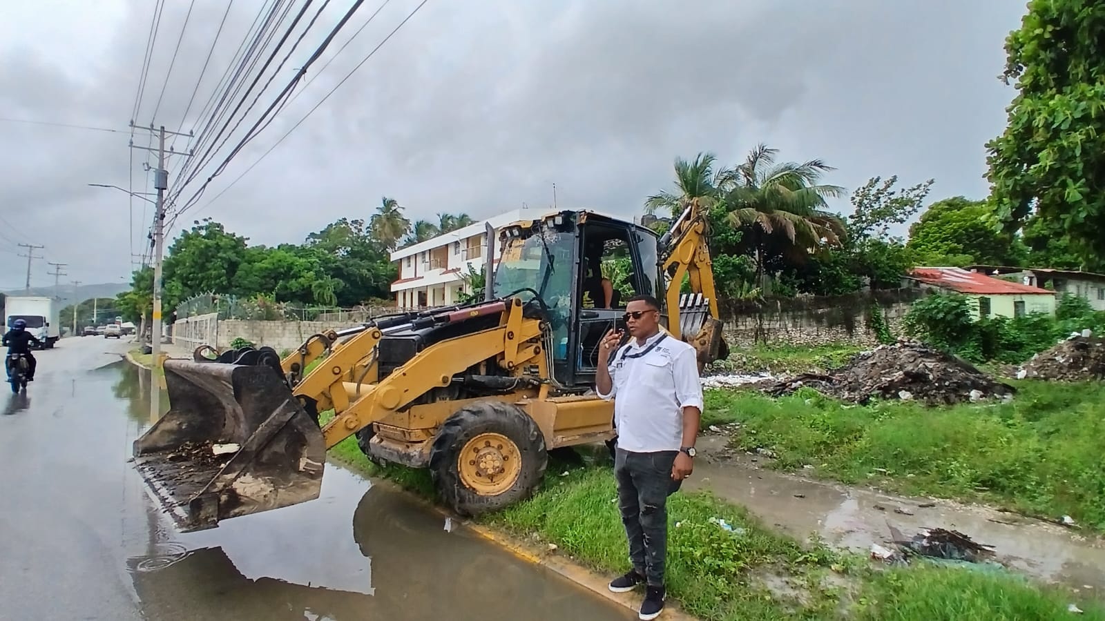 Brigadas municipales realizan trabajos de saneamiento en la cañada del mercado público de Barahona.