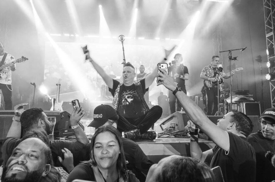 Aljadaqui enciende el Oktober Fest de Santiago ante 3,000 personas y sorprende con Krispy en el escenario