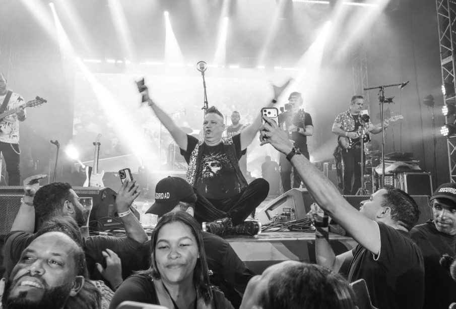 Aljadaqui enciende el Oktober Fest de Santiago ante 3,000 personas y sorprende con Krispy en el escenario