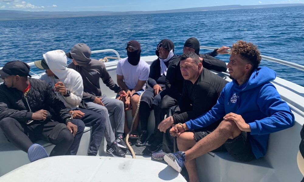 Armada y DNCD interceptan embarcación con ocho hombres en aguas de Cabo Rojo, Pedernales