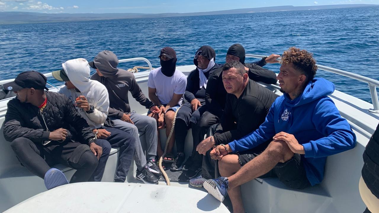 Armada y DNCD interceptan embarcación con ocho hombres en aguas de Cabo Rojo, Pedernales