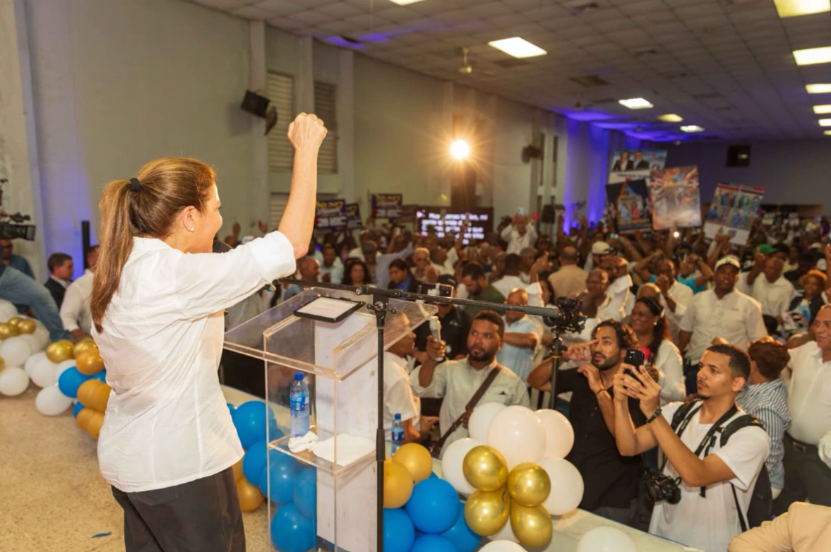 Carolina Mejía juramenta comando de campaña en circunscripción con 273 mil electores