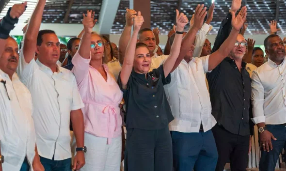 Carolina Mejía suma 15 de 17 liderazgos municipales del PRM en San Cristóbal rumbo a 2028