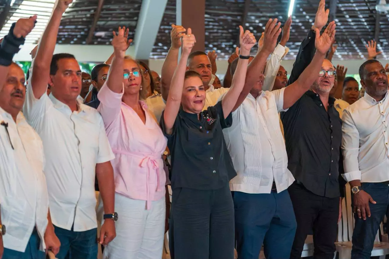 Carolina Mejía suma 15 de 17 liderazgos municipales del PRM en San Cristóbal rumbo a 2028
