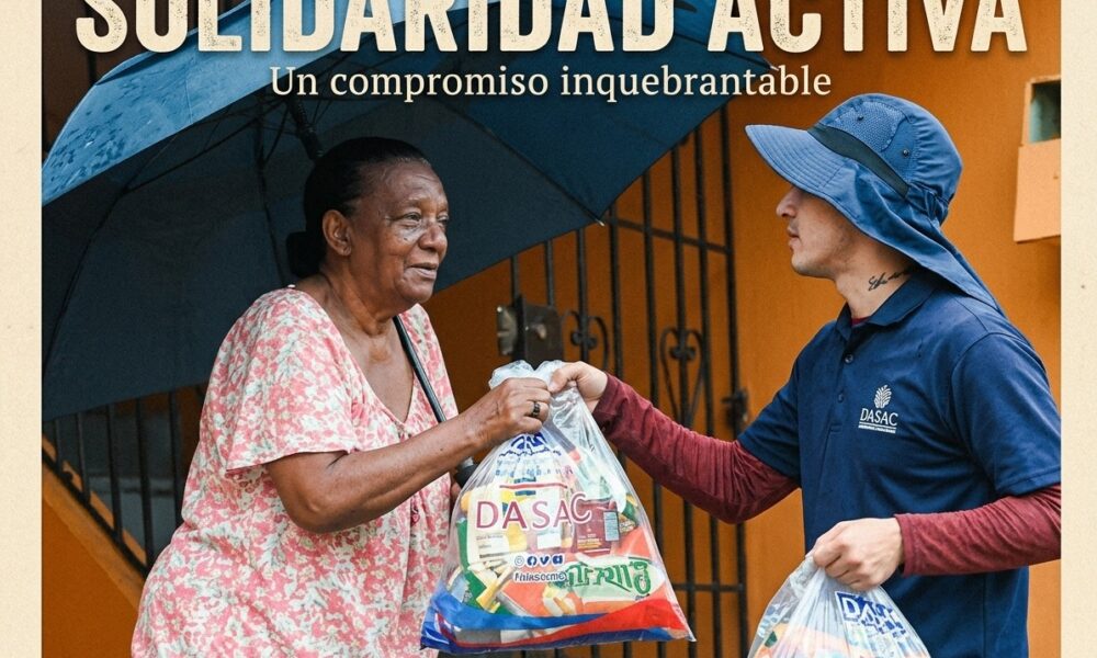 Operativos de asistencia alimentaria de la DASAC a familias afectadas por inundaciones en República Dominicana.