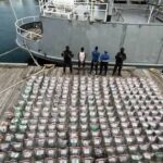 Operativo de la DNCD relacionado con la incautación de 555 paquetes de presunta cocaína en una lancha en Baní.