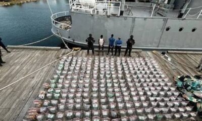 Operativo de la DNCD relacionado con la incautación de 555 paquetes de presunta cocaína en una lancha en Baní.