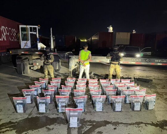 Operativos de la DNCD por la incautación de 228 paquetes de presunta cocaína en Santo Domingo y Punta Cana.
