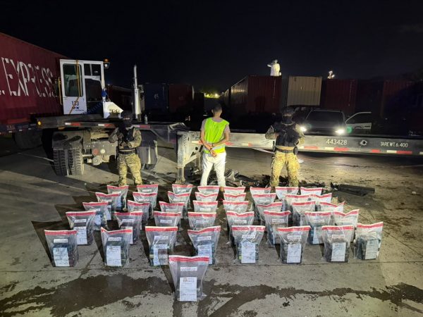 Operativos de la DNCD por la incautación de 228 paquetes de presunta cocaína en Santo Domingo y Punta Cana.