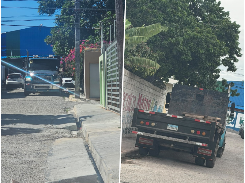 Camiones estacionados en una vía del sector Naco, en Barahona, que residentes señalan como un obstáculo para el tránsito.