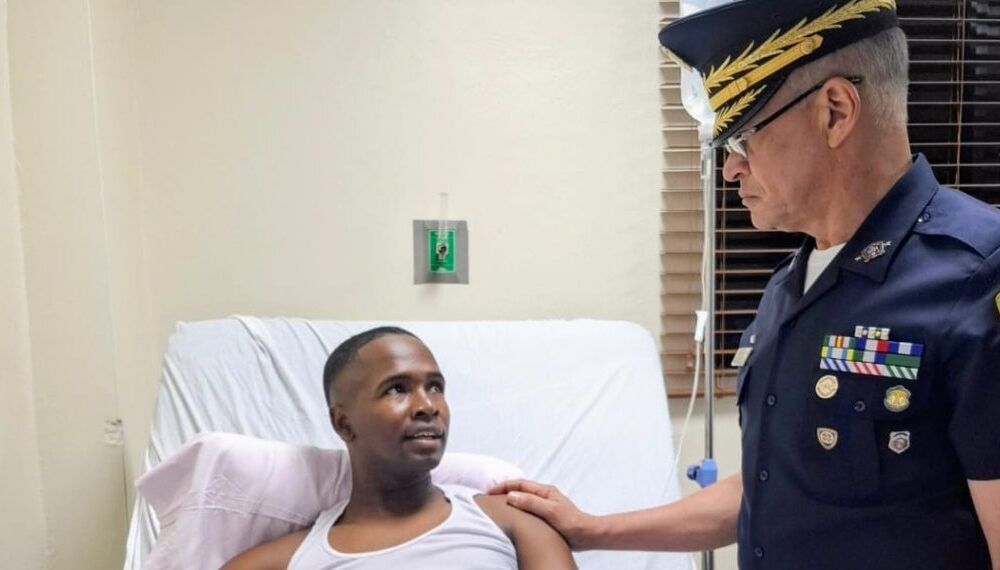Visita del director general de la Policía al agente herido en Barahona, si la fotografía muestra ese encuentro