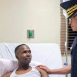 Visita del director general de la Policía al agente herido en Barahona, si la fotografía muestra ese encuentro