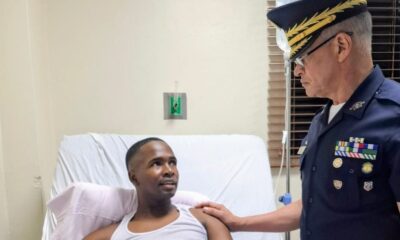 Visita del director general de la Policía al agente herido en Barahona, si la fotografía muestra ese encuentro