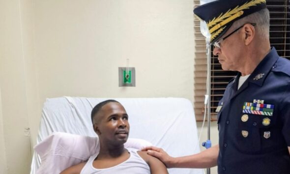Visita del director general de la Policía al agente herido en Barahona, si la fotografía muestra ese encuentro
