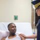 Visita del director general de la Policía al agente herido en Barahona, si la fotografía muestra ese encuentro