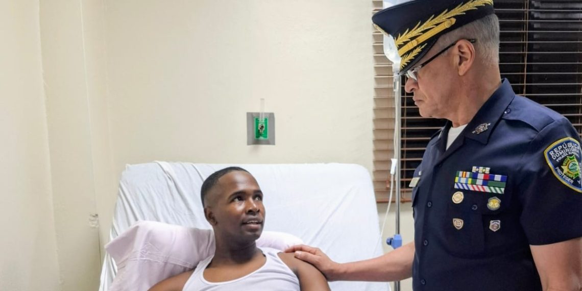 Visita del director general de la Policía al agente herido en Barahona, si la fotografía muestra ese encuentro