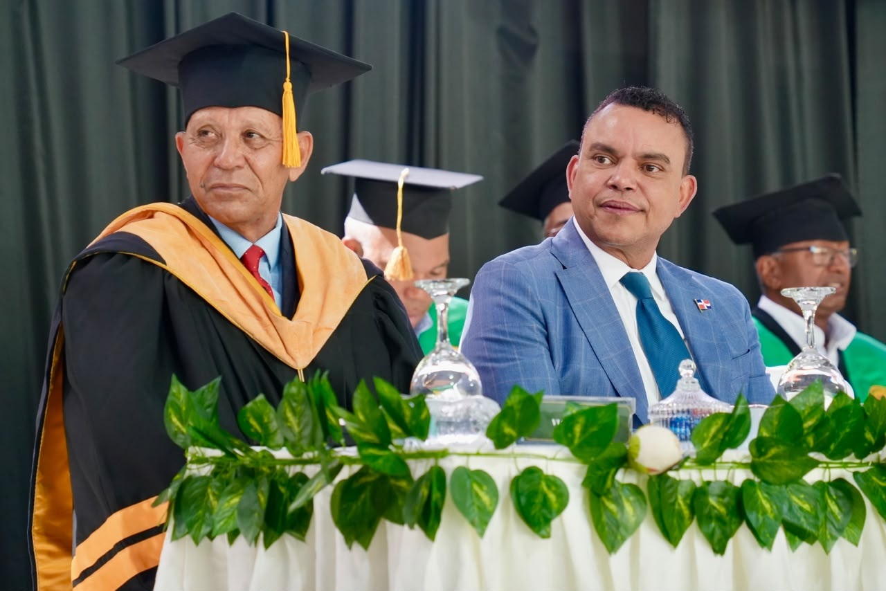Director del SNS destaca formación de profesionales en UTECO y propone oportunidades para graduados con honores en la Red Pública de Salud
