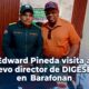 Visita de Edward Pineda al teniente coronel Ernesto de León Olivero, director de DIGESETT en Barahona.