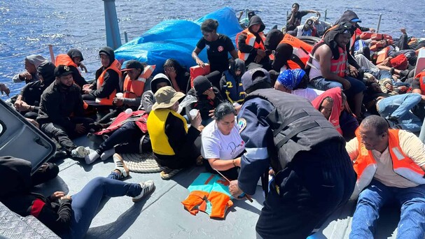 Guardia Costera de EE.UU. rescata a 61 migrantes de una embarcación cerca de República Dominicana
