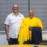 Entrega de uniformes al Ballet Folklórico Casandra Damirón por parte de INDESUR, si la fotografía muestra el acto