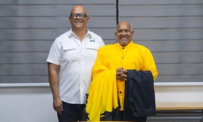 Entrega de uniformes al Ballet Folklórico Casandra Damirón por parte de INDESUR, si la fotografía muestra el acto