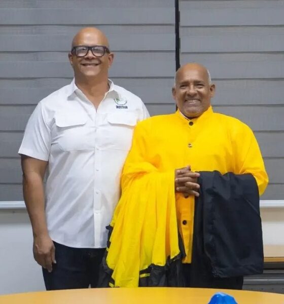 Entrega de uniformes al Ballet Folklórico Casandra Damirón por parte de INDESUR, si la fotografía muestra el acto
