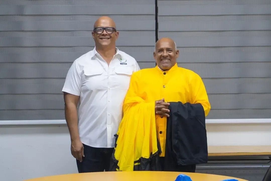 Entrega de uniformes al Ballet Folklórico Casandra Damirón por parte de INDESUR, si la fotografía muestra el acto