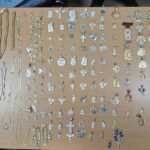 Prendas de oro y plata relacionadas con la investigación de un robo en una joyería de Santiago.