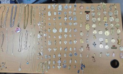Prendas de oro y plata relacionadas con la investigación de un robo en una joyería de Santiago.
