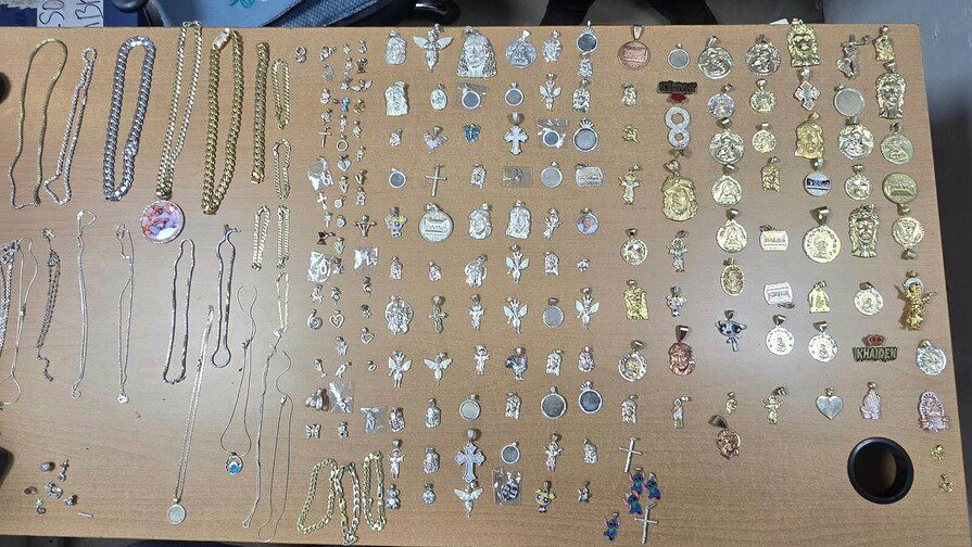 Prendas de oro y plata relacionadas con la investigación de un robo en una joyería de Santiago.