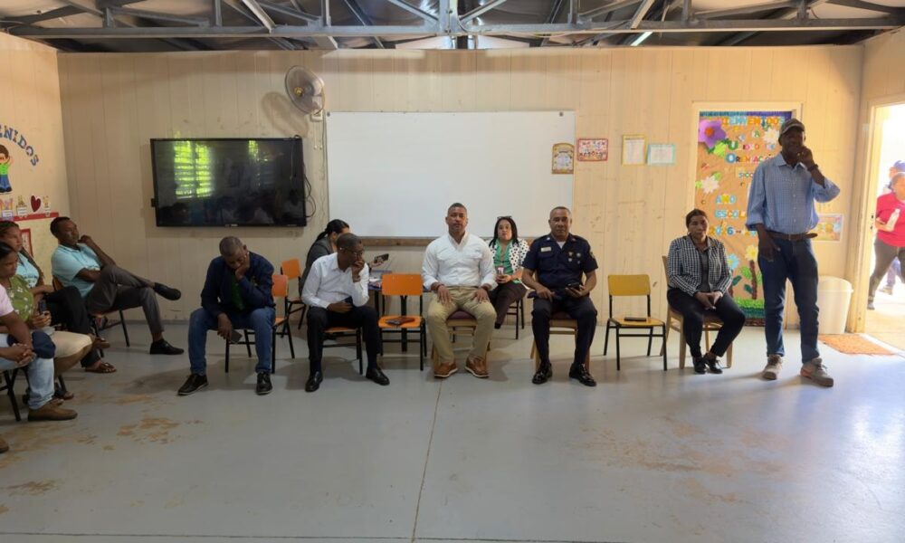 Nelson Espinosa Féliz durante las gestiones institucionales para buscar una solución al conflicto que mantiene paralizada la docencia en la escuela Fidelina Féliz Matos.