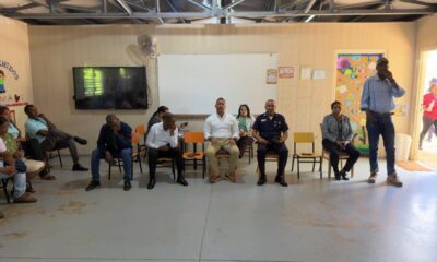 Nelson Espinosa Féliz durante las gestiones institucionales para buscar una solución al conflicto que mantiene paralizada la docencia en la escuela Fidelina Féliz Matos.
