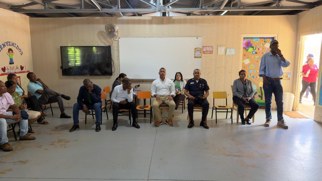 Nelson Espinosa Féliz durante las gestiones institucionales para buscar una solución al conflicto que mantiene paralizada la docencia en la escuela Fidelina Féliz Matos.