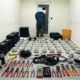 Medidores eléctricos y herramientas ocupados durante un allanamiento policial en el sector La Playita, La Vega.