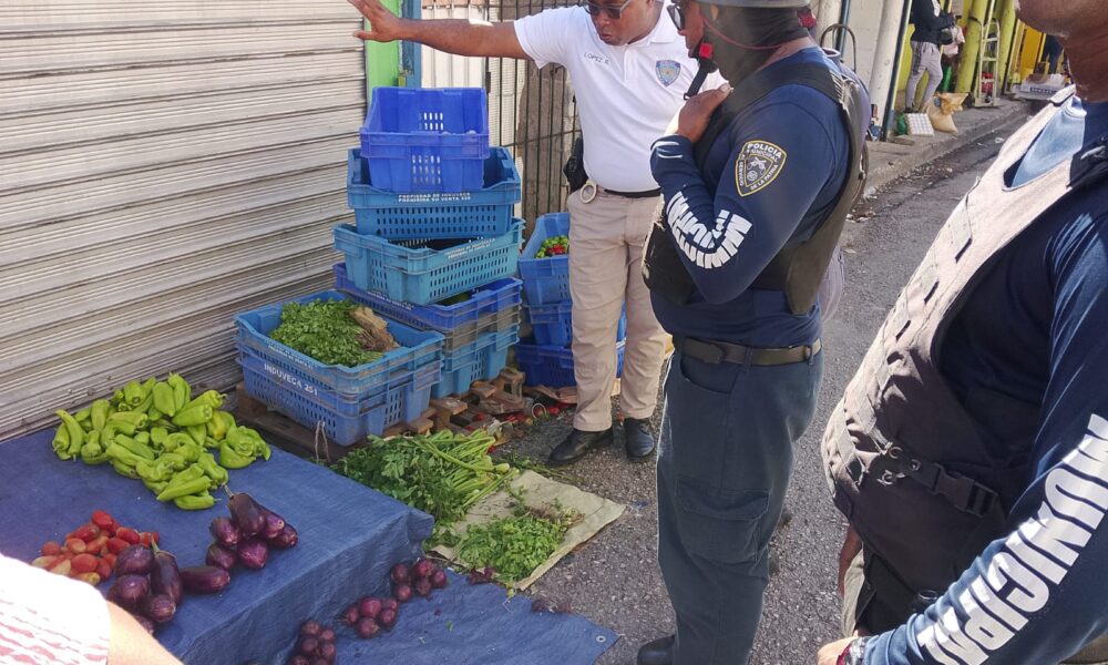Operativo municipal para despejar aceras y recuperar espacios públicos en Barahona.