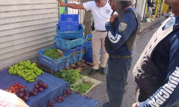 Operativo municipal para despejar aceras y recuperar espacios públicos en Barahona.
