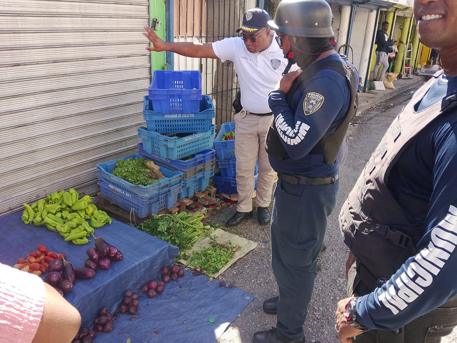 Operativo municipal para despejar aceras y recuperar espacios públicos en Barahona.