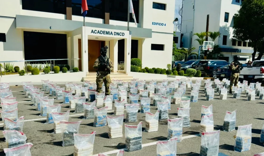 Operativo marítimo de las autoridades dominicanas relacionado con el decomiso de presunta cocaína frente a Pedernales.