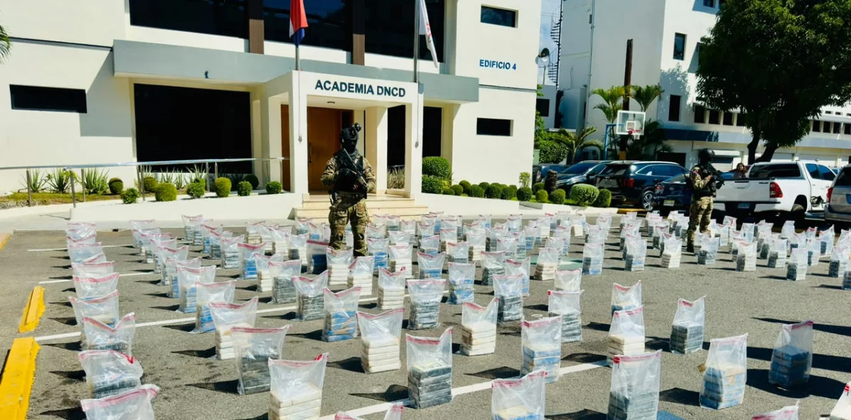 Operativo marítimo de las autoridades dominicanas relacionado con el decomiso de presunta cocaína frente a Pedernales.