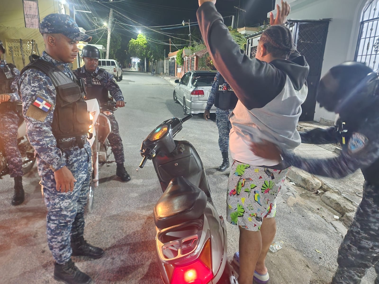 Policía logra entrega voluntaria de ocho personas en Barahona