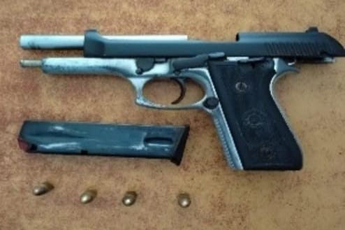 Arma de fuego ocupada por la Policía Nacional durante un operativo preventivo en Neyba, provincia Bahoruco.
