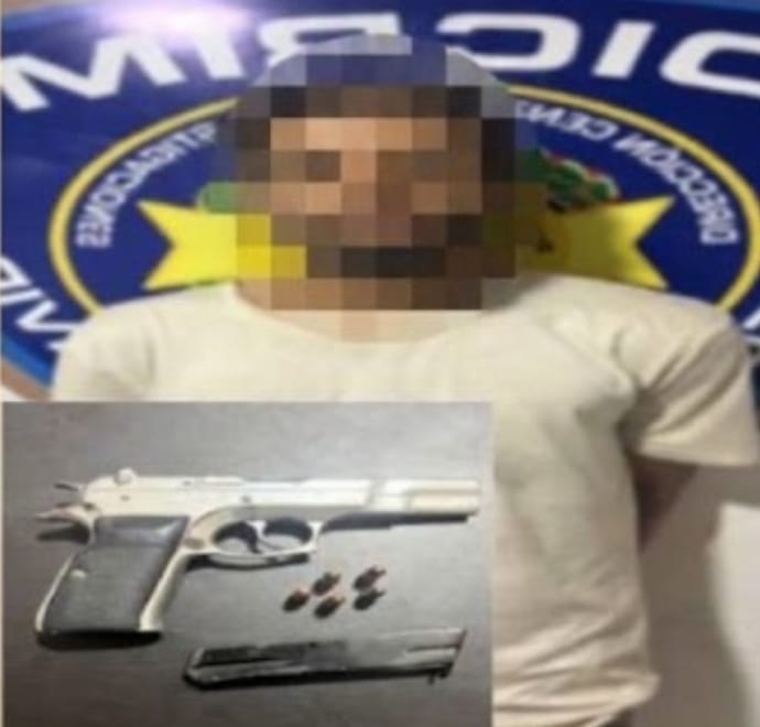 Imagen informativa sobre el apresamiento de un joven y la recuperación de una pistola calibre 9 milímetros en Juancho, Pedernales.