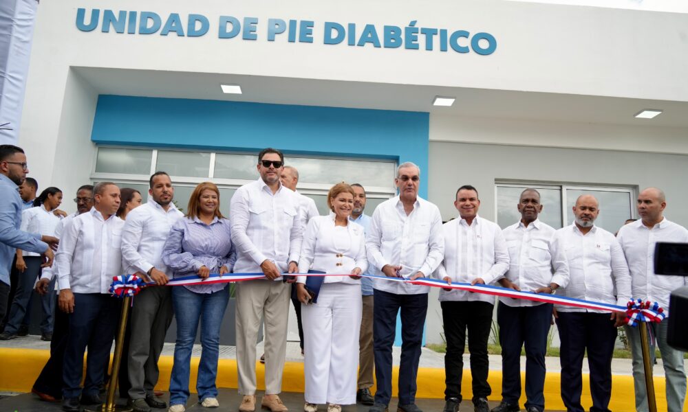 Presidente Abinader y titular SNS entregan nuevas unidades de Hemodiálisis y Pie Diabético en San José de Ocoa