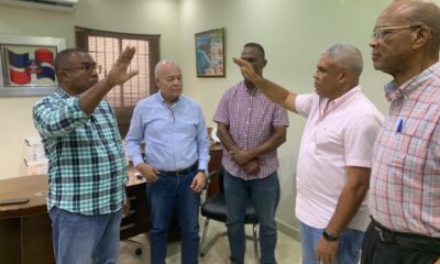 Quilvio Medina juramenta a Santos Féliz Ogando en la Fuerza del Pueblo en Barahona