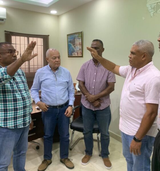 Quilvio Medina juramenta a Santos Féliz Ogando en la Fuerza del Pueblo en Barahona